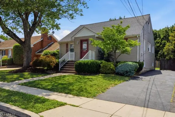2 Oakwood Pl, North Brunswick Twp., NJ 08902