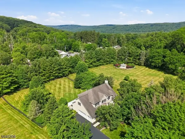 2 Ming Ct, Chester Twp., NJ 07930