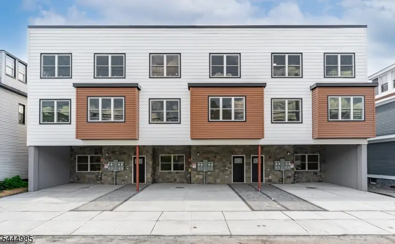 643 S 10th St, Newark, NJ 07108 - #1