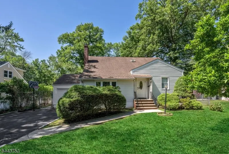 9 Midway Dr, Livingston, NJ 07039 - #1