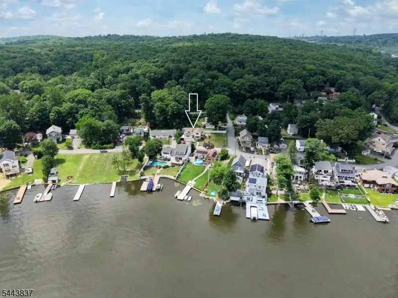 8 Oakwood Rd, Lake Hopatcong, NJ 07849 - #3