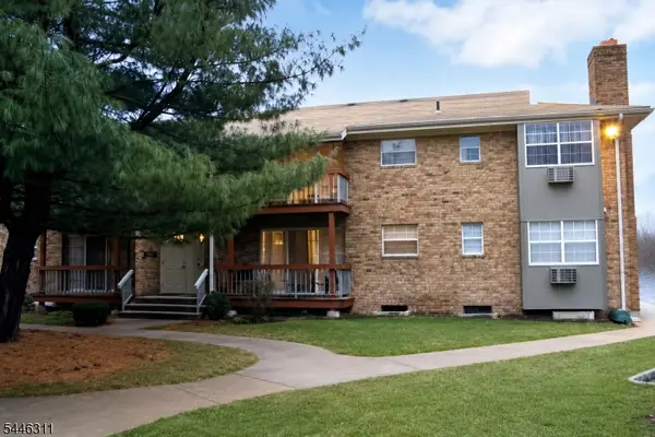 38 Deanna Dr #105, Hillsborough Twp., NJ 08844