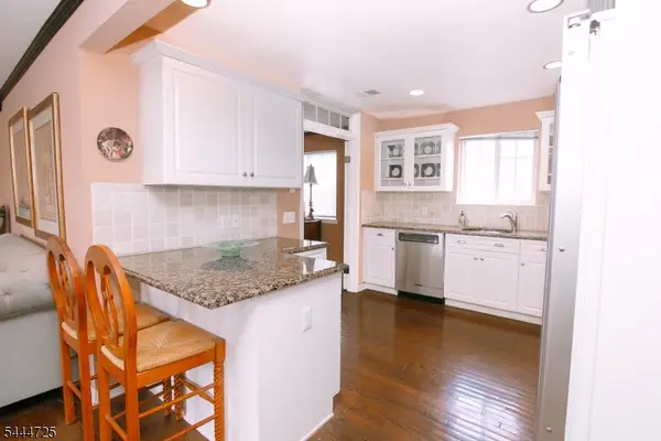 6 Whispering Way W, Berkeley Heights Twp., NJ 07922