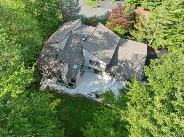 11 Maywood Ct, North Caldwell Boro, NJ 07006