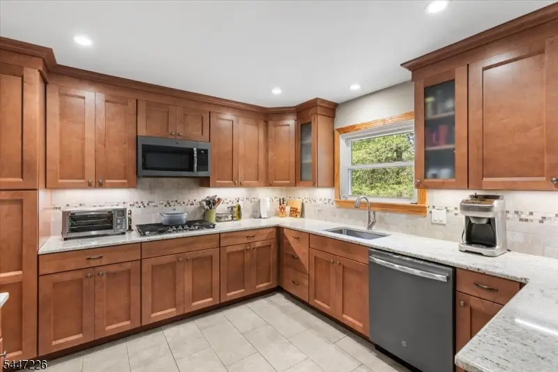 965 Edgewood Dr, Stillwater, NJ 07860 - #2