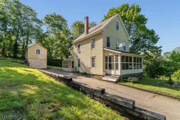 9 Central St, Lebanon Boro, NJ 08833