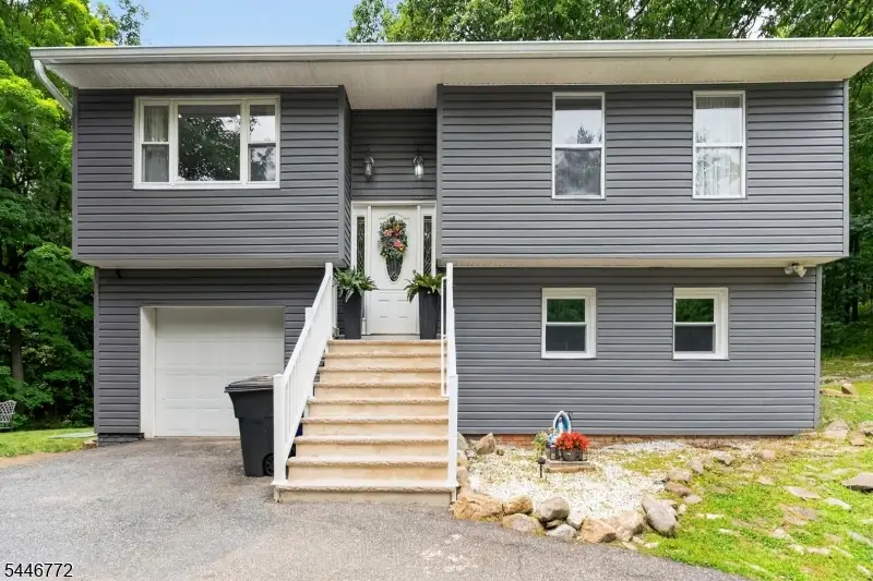 5 Lawrence Dr, Vernon, NJ 07422 - #1