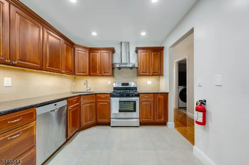9 Queensbridge Dr, East Hanover, NJ 07936 - #3