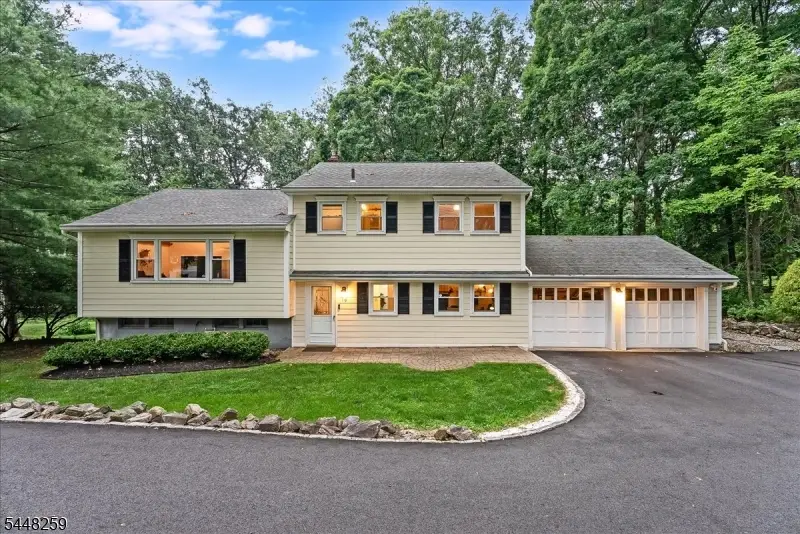 19 Sunrise Dr, Morris Plains, NJ 07950 - #3