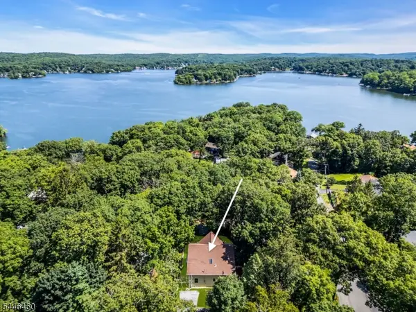 104 Bishops Rock Rd, Hopatcong Boro, NJ 07843