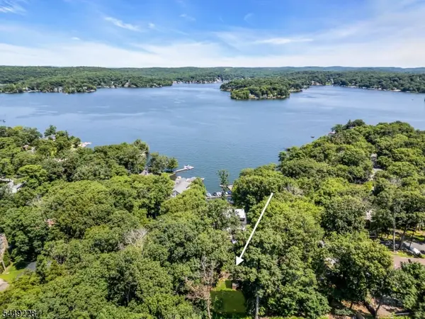 16 Lakeview Rd, Hopatcong Boro, NJ 07843