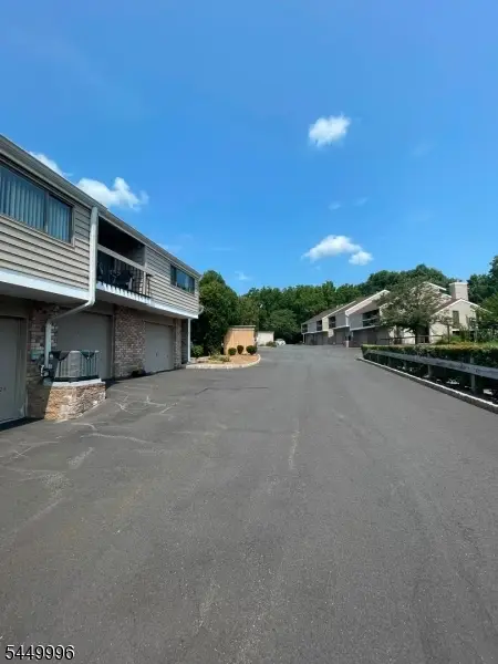 93 Overlook Dr, Union Twp., NJ 08809