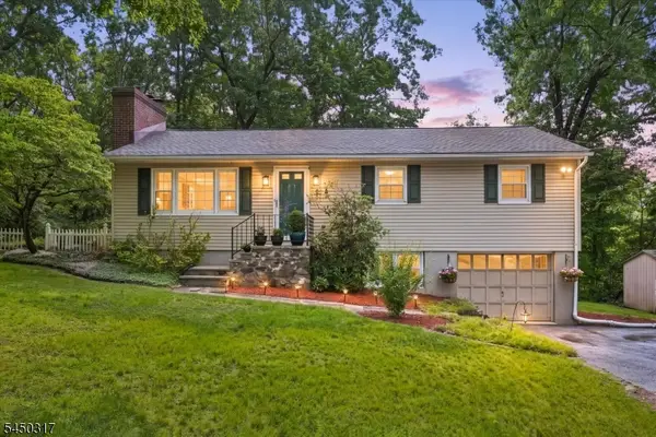 2 Oak Dr, Hampton Twp., NJ 07860