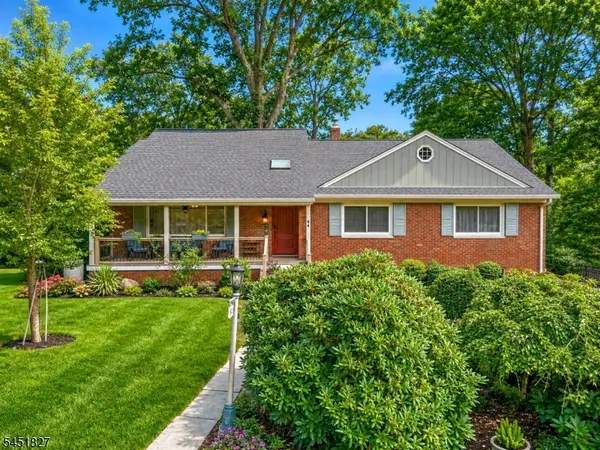 64 Grandview Dr, North Haledon Boro, NJ 07508