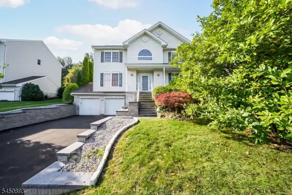 5 Pegasus Pl, Washington Twp., NJ 07853
