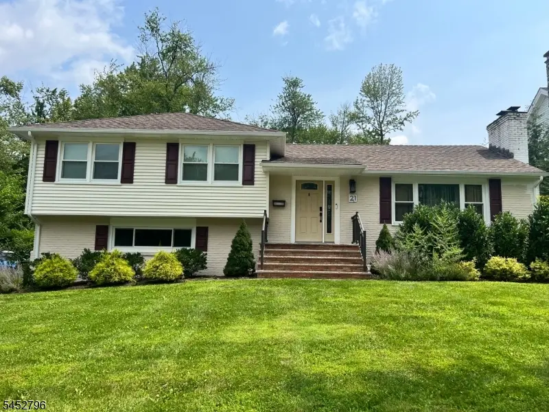 21 Oak Ridge Rd, Berkeley Heights, NJ 07922 - #1