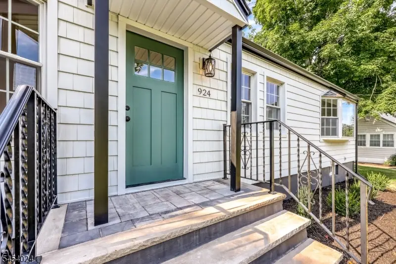 924 Franklin Ave, Franklin Lakes, NJ 07417 - #2