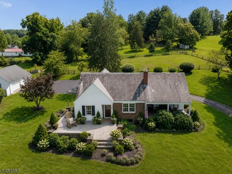 208 Race St, Pittstown, NJ 08867 - #1