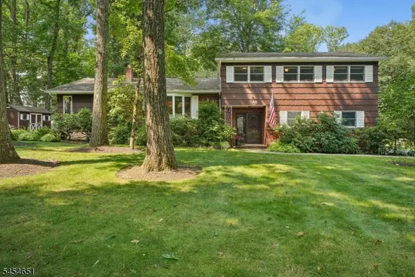 18 Holly Dr, Roxbury Twp., NJ 07876