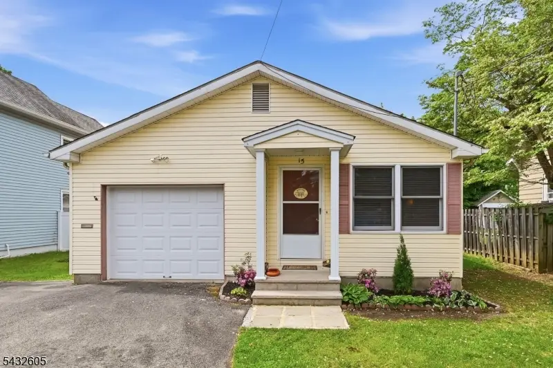15 Orchard St, Bloomingdale, NJ 07403 - #1
