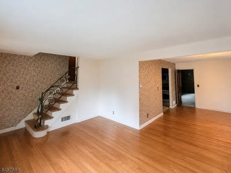 105 Arnot Pl, Paramus, NJ 07652 - #3