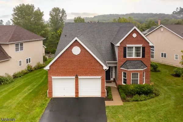 24 Bluffs Ct, Hamburg Boro, NJ 07419
