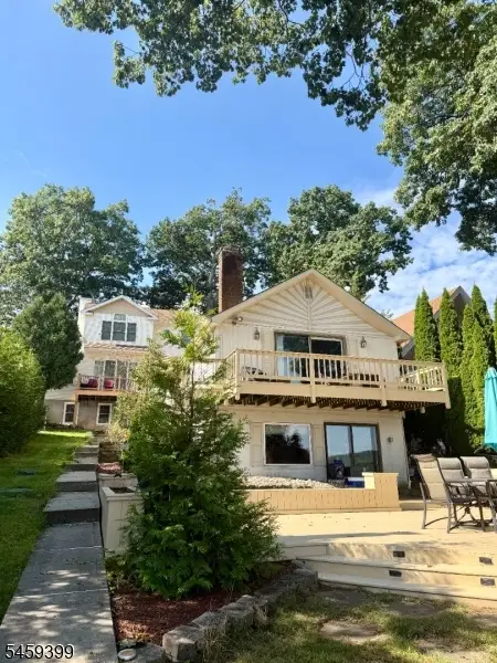 121 Maxim Dr, Hopatcong Boro, NJ 07843