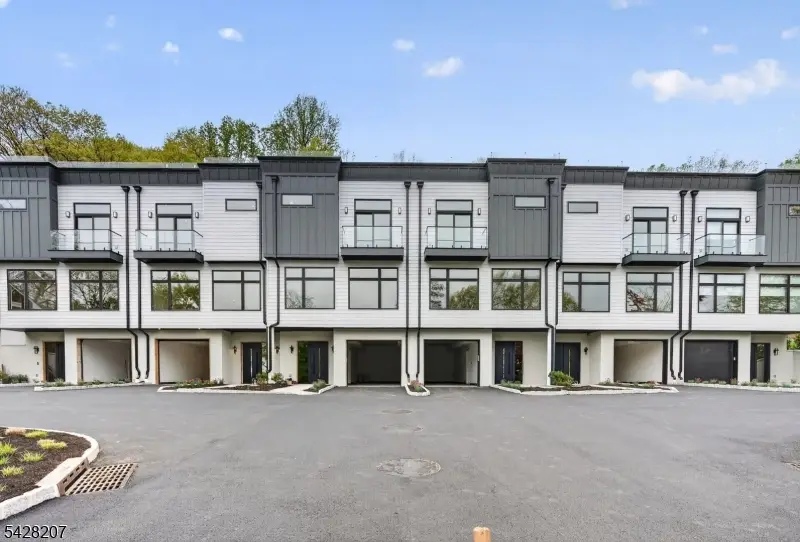 522 Valley Rd #3, Clifton, NJ 07013 - #1