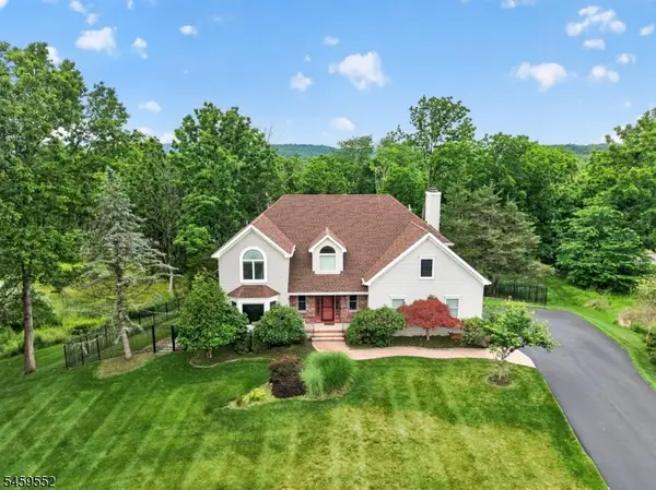 6 Chaucer Dr, Clinton Twp., NJ 08801