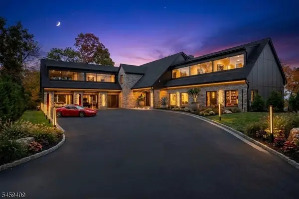 8 Flintlock Ct, Totowa Boro, NJ 07512