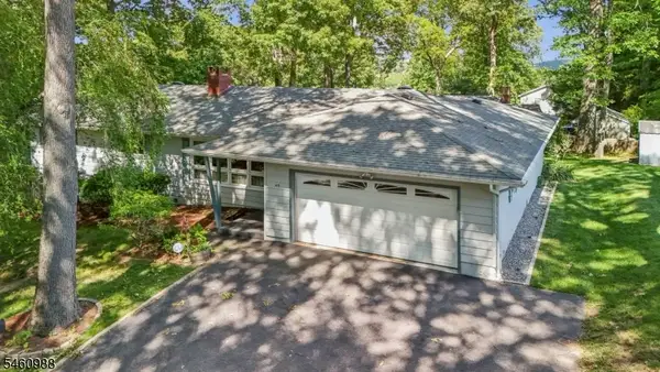45 Sunset Rd, Bloomingdale Boro, NJ 07403