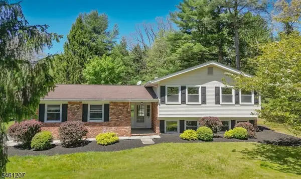 8 Woodland Dr, Washington Twp., NJ 07853