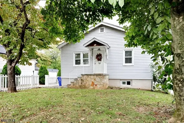 15 Crescent Ave, Totowa Boro, NJ 07512