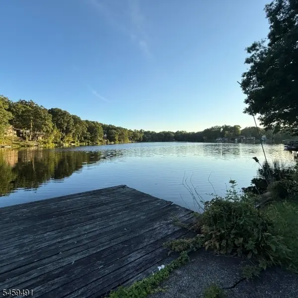 54 Horseshoe Dr, Jefferson Twp., NJ 07438
