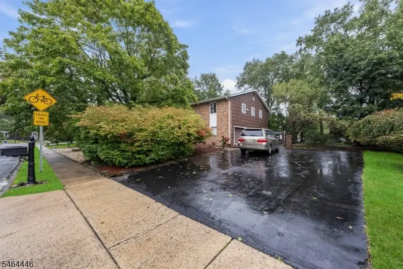 1 Hidden Lake Dr, North Brunswick, NJ 08902 - #3