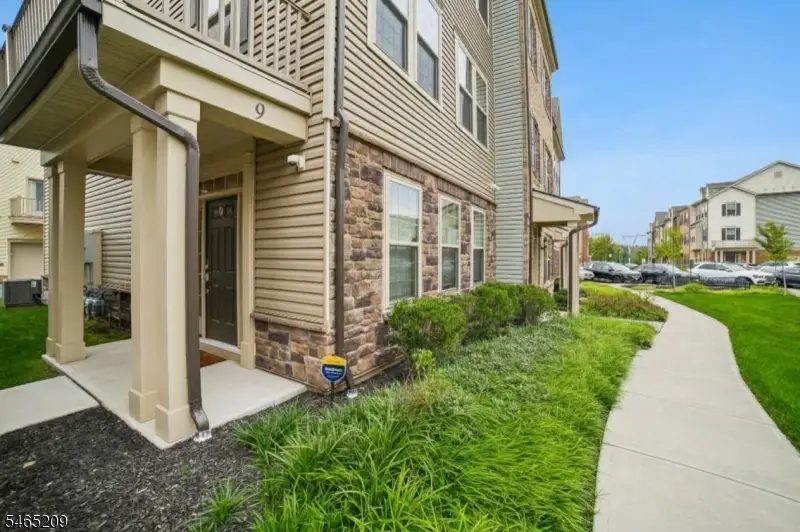 9 Haralson Ct, Livingston, NJ 07039 - #2