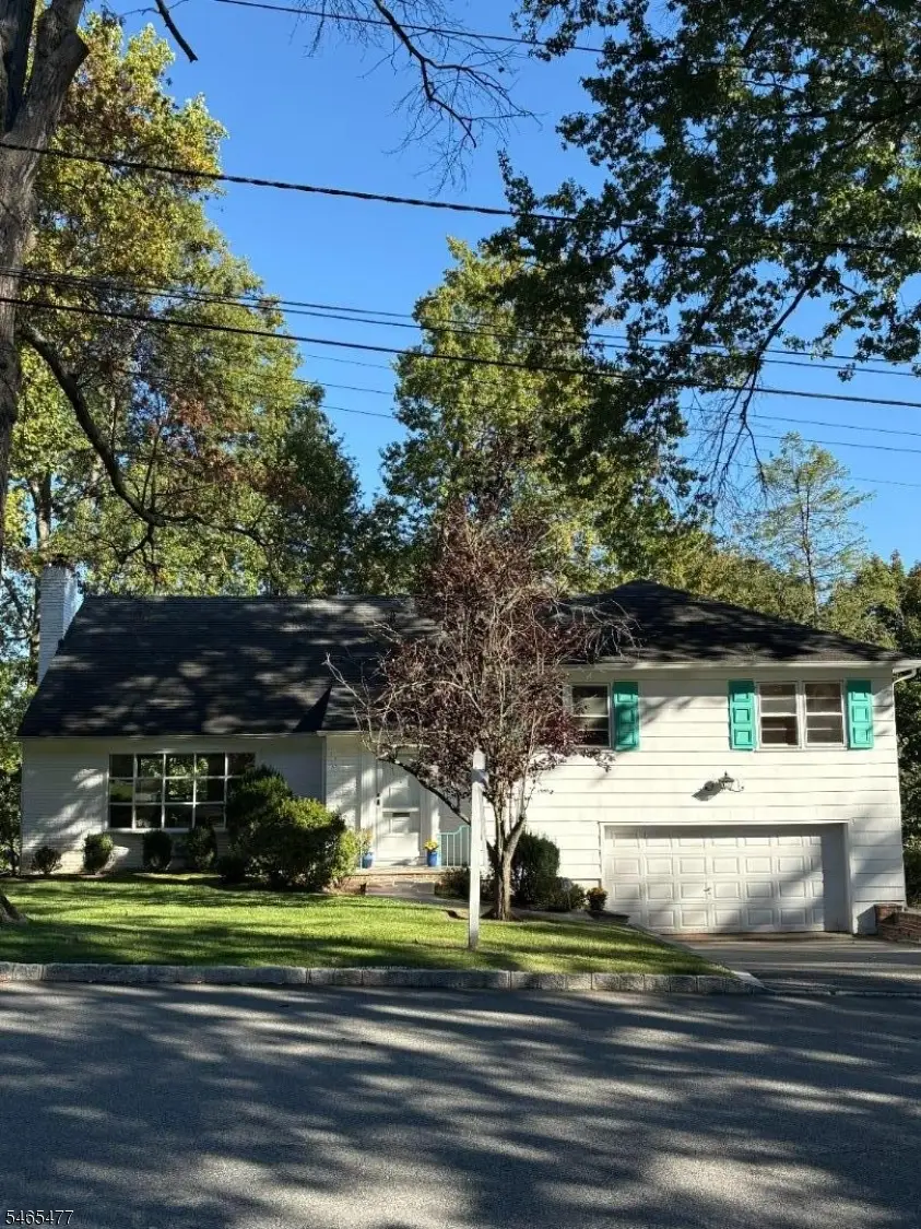 6 Stanford Ct., Pleasantdale, NJ 07052 - #1