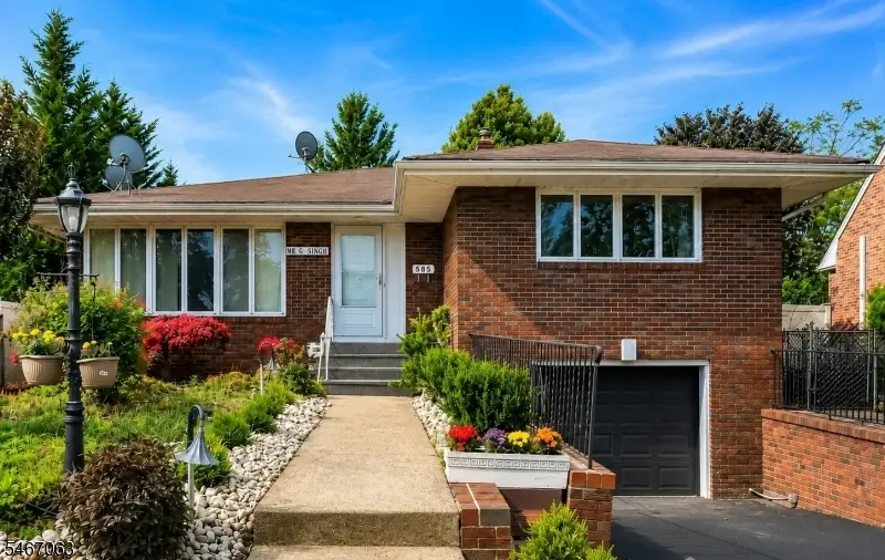 585 Noe Ave, Woodbridge, NJ 07095 - #1