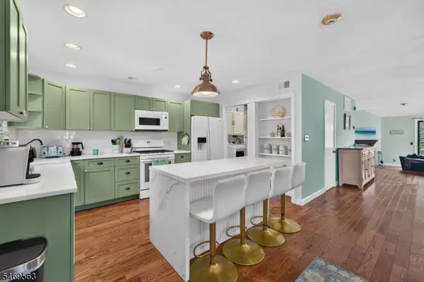 586 Sanderling Ct, Secaucus Town, NJ 07094