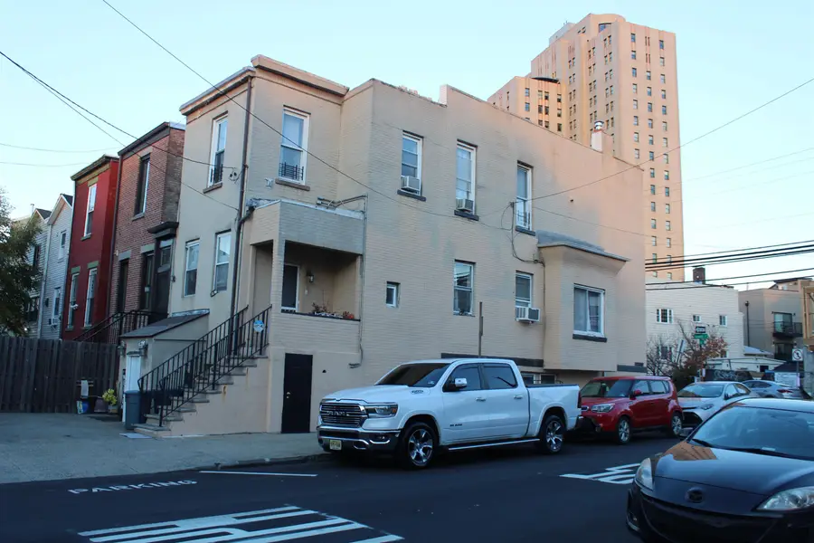 185 SUMMIT AVE, Jersey City, NJ 07304 - Image #3
