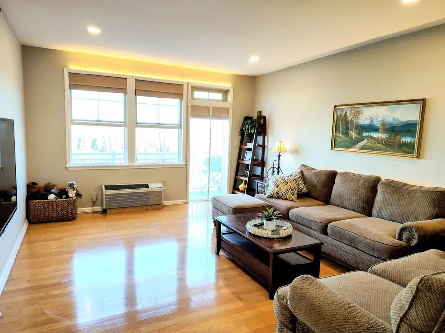 15 ENTERPRISE CT #408, Jersey City, NJ 07305-6406 - Image #2