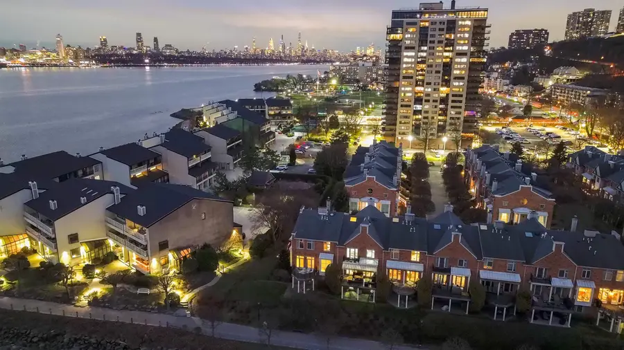 119 HUDSON COVE, Edgewater, NJ 07020 - Image #2