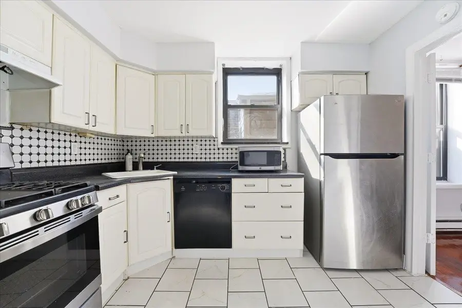 427 KENNEDY BLVD #301, Bayonne, NJ 07002-1416 - Image #2