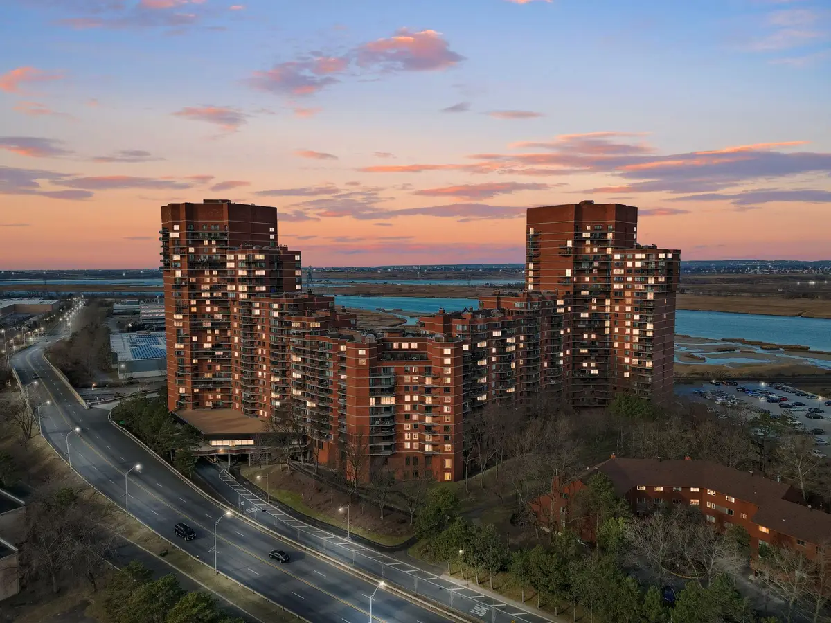 427 HARMON COVE TOWER #427, Secaucus, NJ 07094 - #1