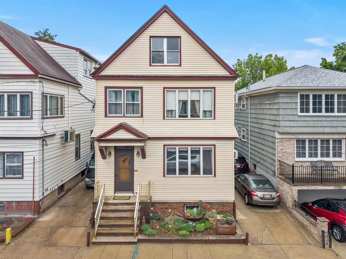 172 WEST 33RD ST, Bayonne, NJ 07002 - #1