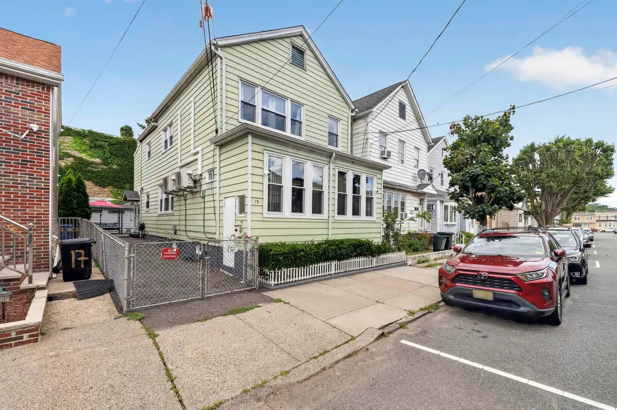 19 EAST 14TH ST, Bayonne, NJ 07002 - #1