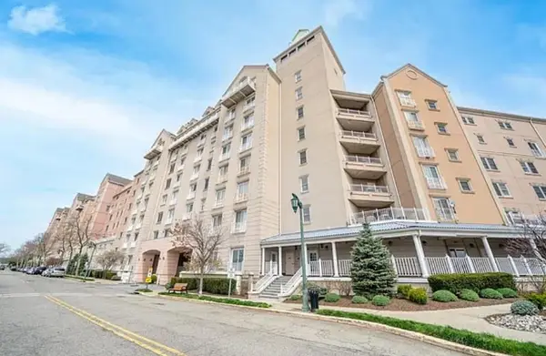100 SHEARWATER CT EAST #32, JC, Greenville, NJ 07305