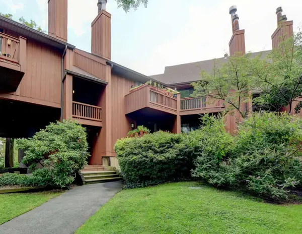 590 SANDERLING CT #590, Secaucus, NJ 07094