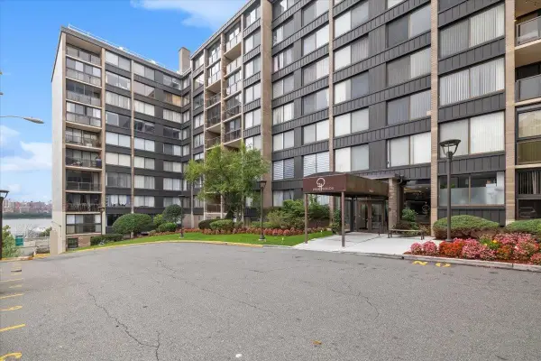 9060 PALISADE AVE #403, North Bergen, NJ 07047