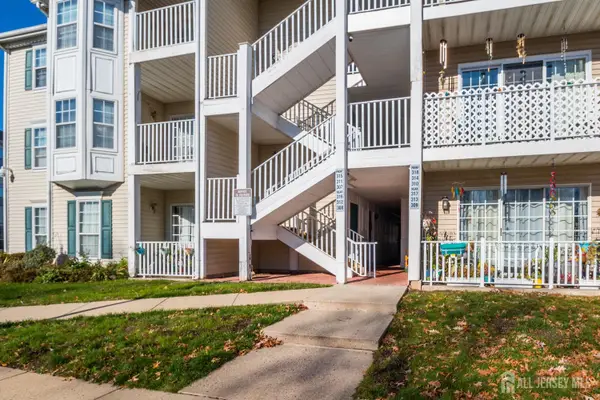 -318 Wimbeldon Court, North Brunswick, NJ 08902